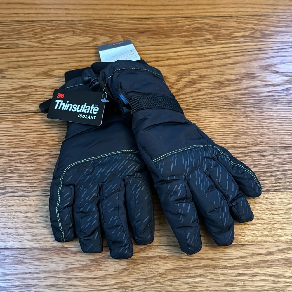 Boy’s Champion gloves, Size 4/7, NWT